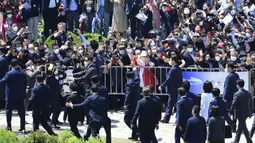 Pendukung menyambut Presiden Korea Selatan Yoon Suk-yeol (tengah) saat dia tiba untuk upacara pelantikannya di Majelis Nasional, Seoul, Korea Selatan, Selasa (10/5/2022). Yoon menjabat sebagai presiden baru Korea Selatan dengan sumpah untuk mengejar penyelesaian negosiasi program nuklir Korea Utara dan tawaran "rencana berani" untuk meningkatkan ekonomi Pyongyang jika meninggalkan senjata nuklirnya. (Kim Min-hee/Pool Photo via AP)