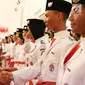 Presiden Jokowi bersalaman dengan anggota Paskibraka Nasional 2017 saat pengukuhan di Istana Negara, Jakarta, Selasa (15/8). Paskibra ini nantinya akan mengibarkan bendera merah putih pada upacara peringatan HUT RI-ke 72. (Liputan6.com/Angga Yuniar)