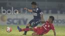 Bek Arema FC, Beny Wahyudi, menghindari tekel dari gelandang Semen Padang, Irsyad Maulana. Ketika itu untuk lolos Singo Edan membutuhkan kemenangan dengan selisih dua gol atau artinya mereka harus mencetak empat gol. (Bola.com/Vitalis Yogi Trisna)