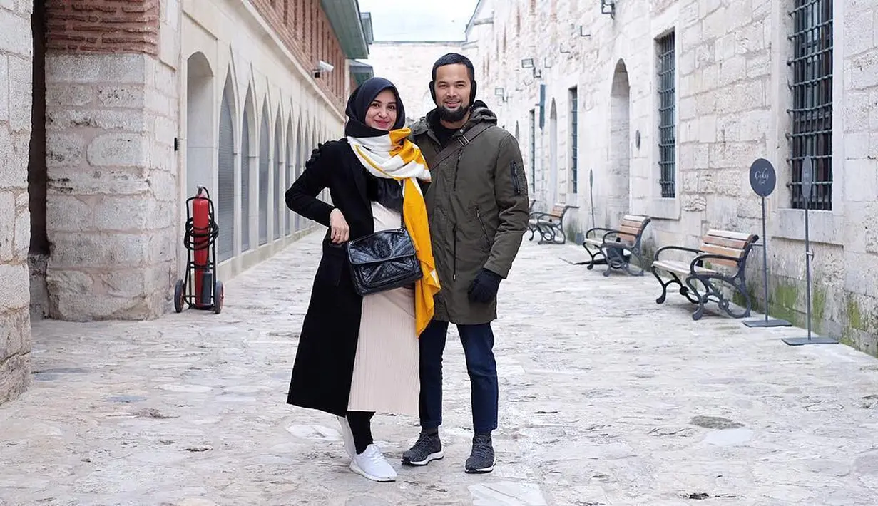 "From istanbul with love ❤️," tulis Shireen sebagai keterangan foto yang diunggah pada 25 Januari. Potret kecerian begitu terlihat dari pasangan ini yang tengah menanti anak ketiganya. (Instagram/teukuwisnu)