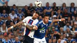 Bek PSG, Sergio Ramos (kiri) berduel udara dengan bek Strasbourg, Frederic Guilbert pada laga pekan ke-37 Liga Prancis 2022/2023 di Stade de la Meinau, Strasbourg, Prancis (27/5/2023). (AFP/Patrick Hertzog)