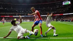 Gelandang Atletico Madrid, Marcos Llorente (tengah) berebut bola dengan penyerang Real Madrid, Endrick dan Rodrygo selama pertandingan Liga Spanyol di stadion Metropolitano, Madrid, Minggu 29 September 2024 atau Senin (30/9/2024) dini hari WIB. (OSCAR DEL POZO/AFP)