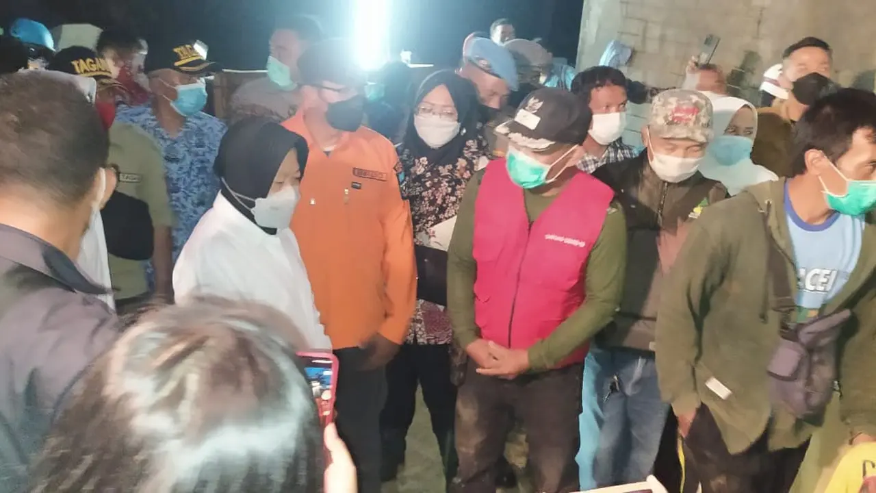Menteri Risma menyapa warga terdampak, dalam tinjauan langsung area terdampak banjir bandang di kecamatan Sukawening Garut, Jawa Barat.