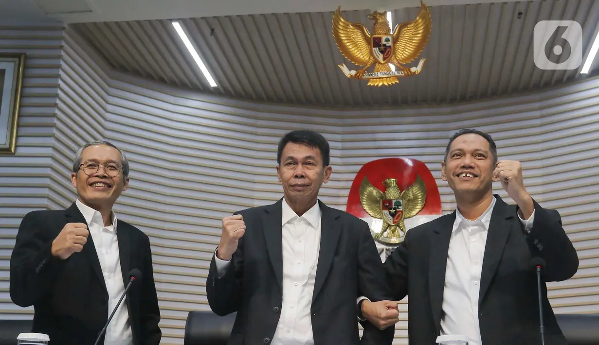 Ketua Komisi Pemberantasan Korupsi (KPK) sementara Nawawi Pomolango (tengah) bersama komisoner KPK Nurul Gufron (kanan) dan Alexander Marwata usai menjawab pertanyaan wartawan di Gedung Merah Putih KPK, Jakarta, Senin (27/11/2023). (Liputan6.com/Angga Yuniar)