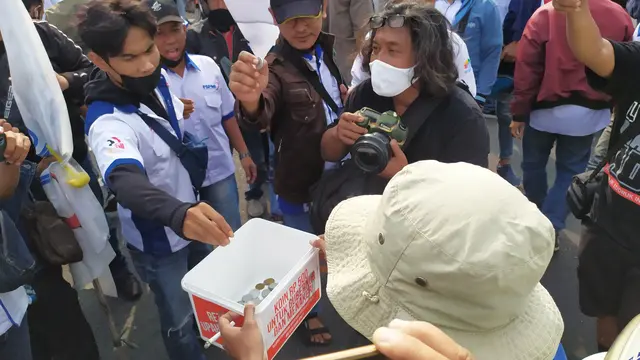 Demo buruh memprotes UMP Jatim 2022. (Dian Kurniawan/Liputan6.com)
