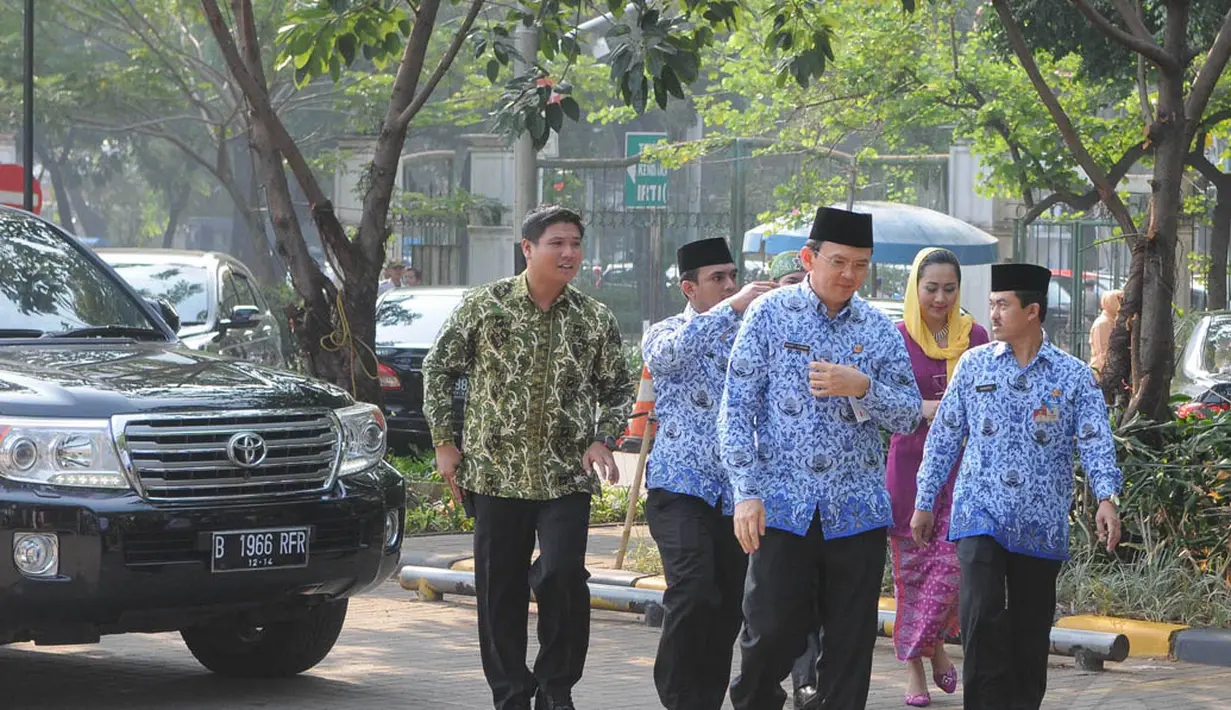 Plt Gubernur DKI Jakarta Basuki Tjahaja Purnama  atau Ahok tiba di lokasi upacara, Jakarta, Senin (10/11/2014). (Liputan6.com/Herman Zakharia)
