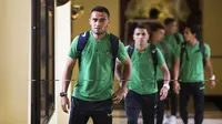 Pemain Timnas Indonesia, Rizky Pora, bersama rekan-rekannya bersiap menuju SUGBK dari Hotel Sultan, Jakarta, Selasa (13/11). Timnas Indonesia akan melawan Timor Leste pada laga Piala AFF 2018. (Bola.com/Vitalis Yogi Trisna)