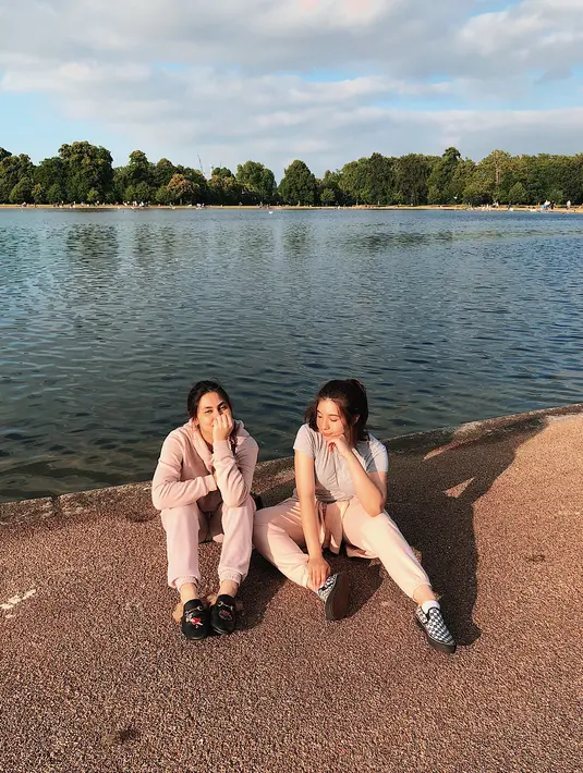 Kebersamaan dua gadis cantik ini ternyata menarik perhatian warganet. Kedekatan Valerie dan Shaloom sudah seperti saudara sendiri. (Foto: instagram.com/sharazaaa)