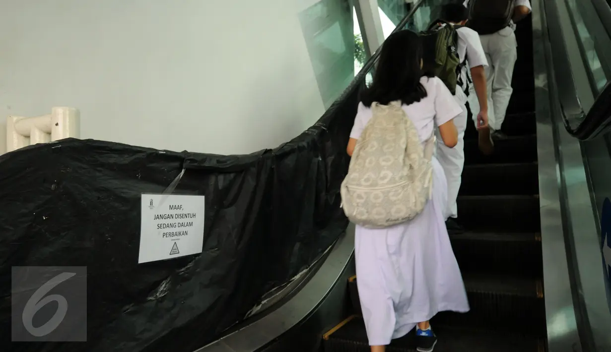 Tulisan peringatan terpasang di eskalator JPO St Carolus, Jakarta, Senin (8/8/2016). Fasilitas eskalator JPO St Carolus diresmikan Jokowi saat menjabat Gubernur DKI Jakarta, kini eskalator tersebut dalam keadaan rusak. (Liputan6.com/Helmi Fithriansyah)