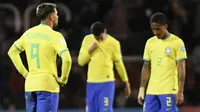 Pemain Brasil tertunduk lesu setelah ditaklukkan Italia pada matchday 1 Grup D Piala Dunia U-20 2023 di Estadio Malvinas, Argentina, Senin (22/05/2023). Italia menang dengan skor 3-2. (AFP/Andres Larrovere)