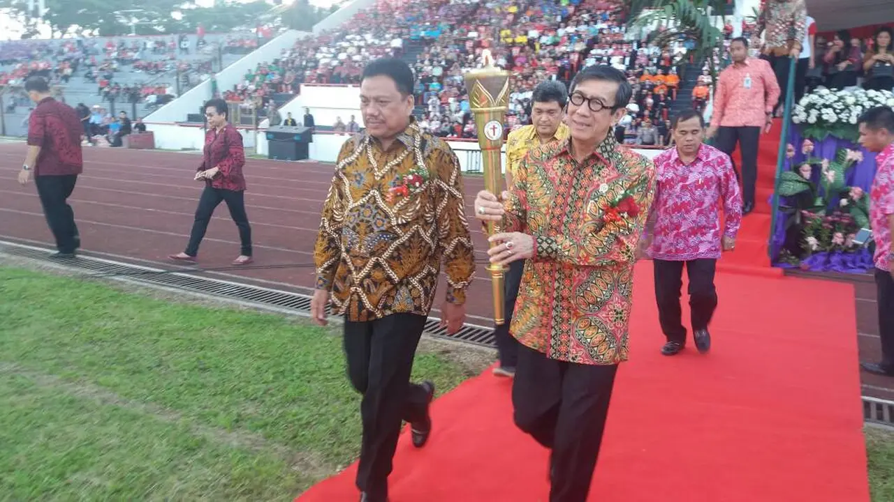 Menkum HAM Yasonna Laoly  dan Gubernur Sulut, Olly Dondokambey, menghadiri acara Ibadah Agung Perayaan Paskah Nasional  (Liputan6.com/Istimewa)  