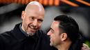 <p>Pelatih Manchester United, Erik Ten Hag (kiri) dan pelatih Barcelona, Xavi sebelum pertandingan leg pertama play-off babak gugur Liga Europa 2022/2023 yang berlangsung di Camp Nou, Jumat (17/2/2023). (AFP/Pau Barrena)</p>