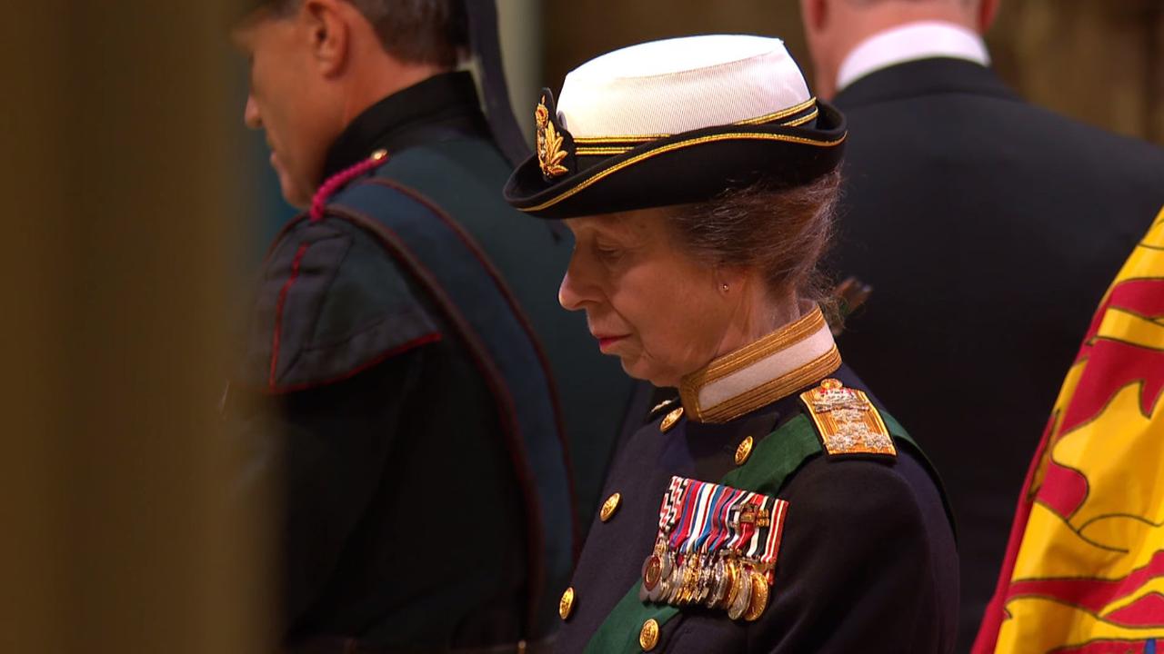 Putri Anne (Princess Royal) ikut jaga peti mati Ratu Elizabeth II pada sebuah vigil di Skotlandia.