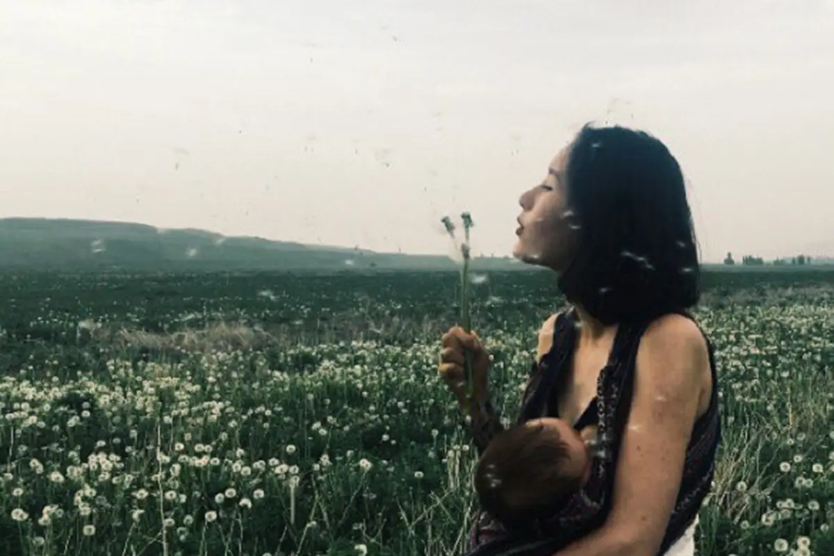 Gaya Nyentrik Instagramable Putri Presiden Kyrgystan dan Bayinya