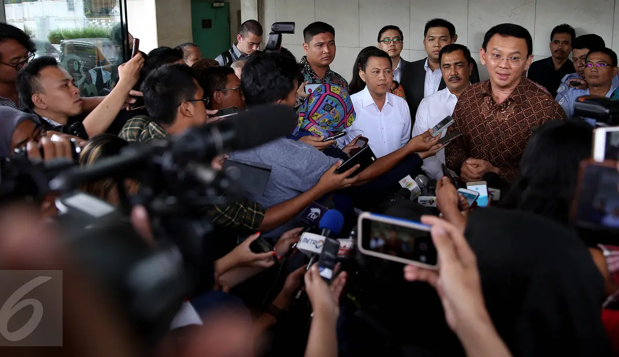 Gubernur DKI Jakarta Basuki T Purnama memberi keterangan pers usai menjalani pemeriksaan di Bareskrim Polri, Jakarta, Senin (24/10). Kedatangan Ahok untuk mengklarifikasi kasus dugaan penistaan agama yang dituduhkan padanya. (Liputan6.com/Johan Tallo)