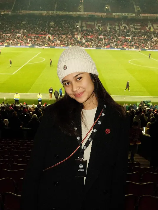 Kunjungi Old Trafford Stadium, Manchester, Azizah tampil stylish bergaya boyish dengan jaket dan beanie hat. [@azizahsalsha_]
