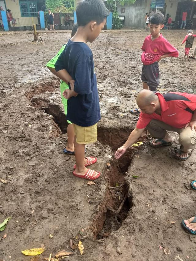 Geger Fenomena Tanah Terbelah Terjadi di Depok