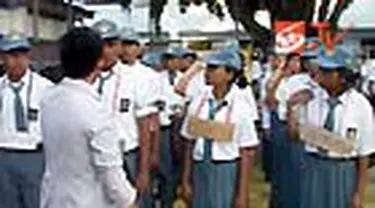 Hari ini adalah awal dimulainya tahun ajaran baru sekolah di seluruh tanah air seusai libur panjang. Berbagai peristiwa unik mewarnai hari pertama masuk sekolah. Di Parepare, para siswa mengikuti masa orientasi dengan berdandan ala orang gila.