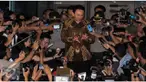 Ahok menolak membatalkan pembelian karena, jika pembatalan itu dilakukan negara akan mengalami kerugian dan YLKI, Bank lalai uang palsu beredar di ATM.