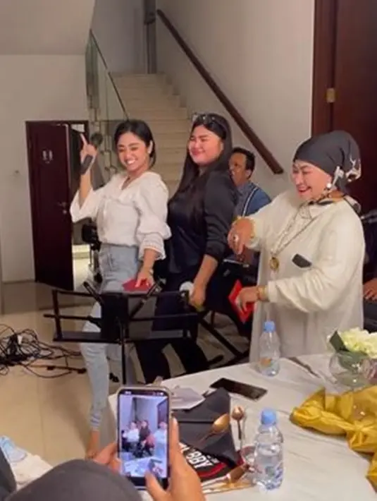 Dewi Perssik dan Rosa Meldianti terlihat sudah kompak kembali saat kumpul keluarga. Mereka tampak bernyanyi dan berjoget bersama. Bertahun-tahun bermusuhan, dua pedangdut itu sudah saling memaafkan satu sama lain dan akur. (Liputan6.com/IG/@rosameldianti29)