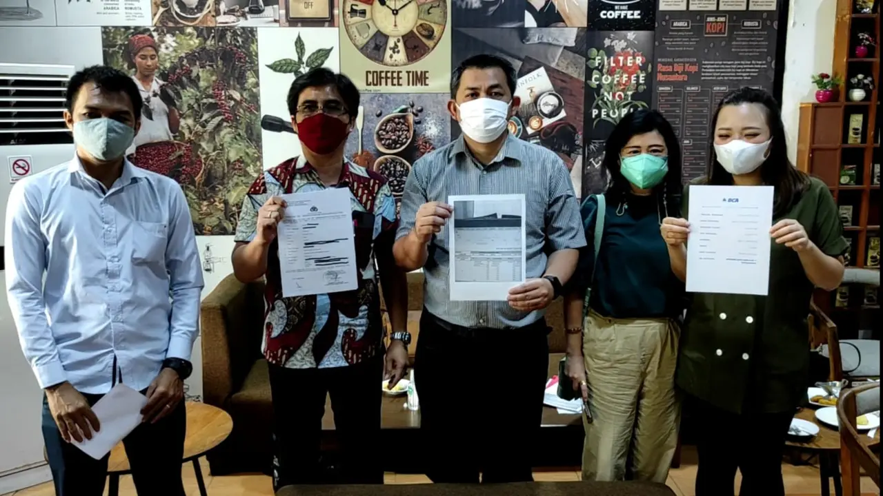 Korban investasi Alkes bodong mengadu ke Polrestabes Surabaya. (Dian Kurniawan/Liputan6.com)