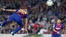 Gelandang Barcelona, Arturo Vidal menyundul bola saat menjamu Real Valladolid dalam pertandingan pekan ke-11 La Liga  di Camp Nou, Selasa (29/10/2019). Barcelona sukses merebut puncak klasemen La Liga pekan ini setelah menang telak dengan skor 5-1 atas Valladolid. (AP/Joan Monfort)