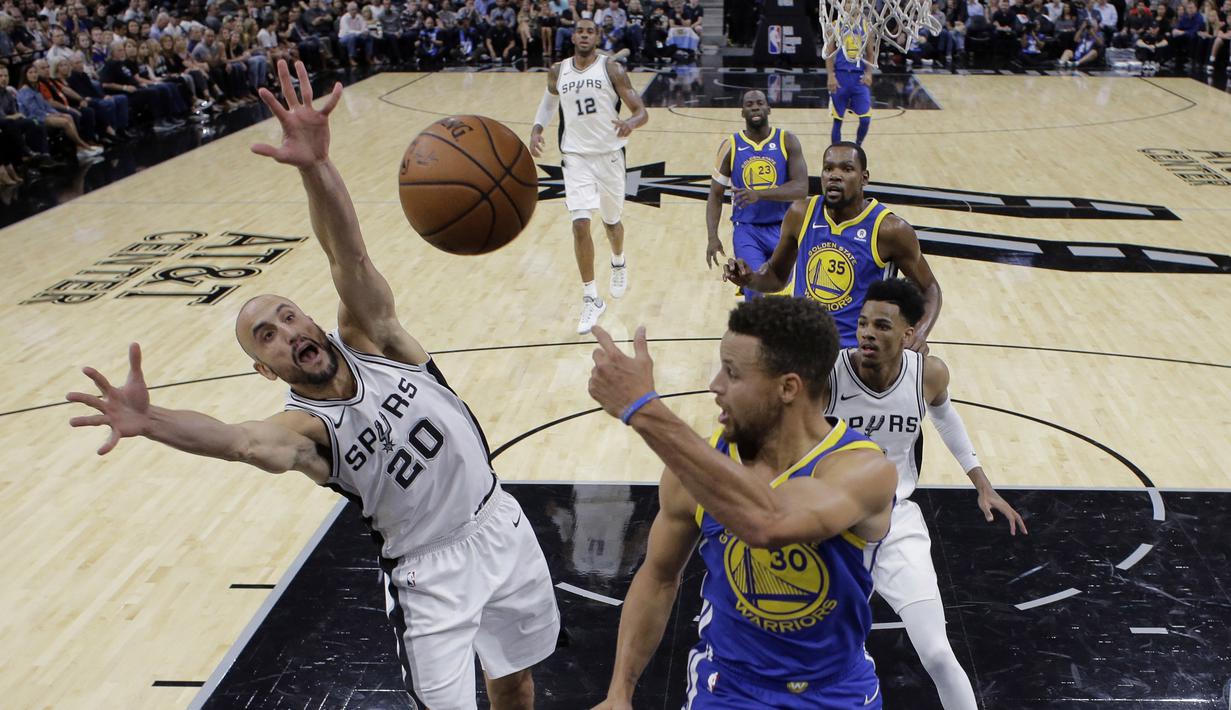 Aksi pemain Warriors, Stephen Curry (30) melakukan umpan melewati adangan pemain Spurs, Manu Ginobili (20) pada laga NBA basketball game di AT&T Center, San Antonio, (2/11/2017) waktu setempat. Warriors menang 112-92. (AP/Eric Gay)
