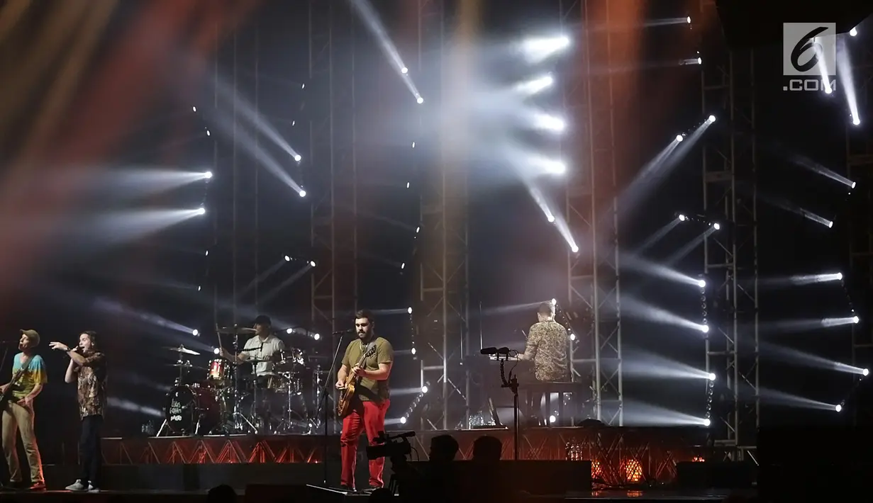 Penampilan Lukas Graham saat konser bertajuk Lukas Graham The Purple Asian Tour-Live in Jakarta 2019 The Kasablanka Hall, Mal Kota Kasablanka, Jakarta (1/10/2019). (Fimela.com/Bambang E. Ros)