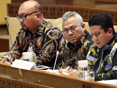 Ketua KPU Arief Budiman (tengah) mengikuti rapat kerja dengan Komisi II DPR di Kompleks Parlemen Senayan, Jakarta, Selasa (14/1/2020). Rapat tersebut membahas Pilkada Serentak 2020 hingga kasus operasi tangkap tangan (OTT) yang menjerat Komisioner KPU Wahyu Setiawan. (Liputan6.com/Johan Tallo)