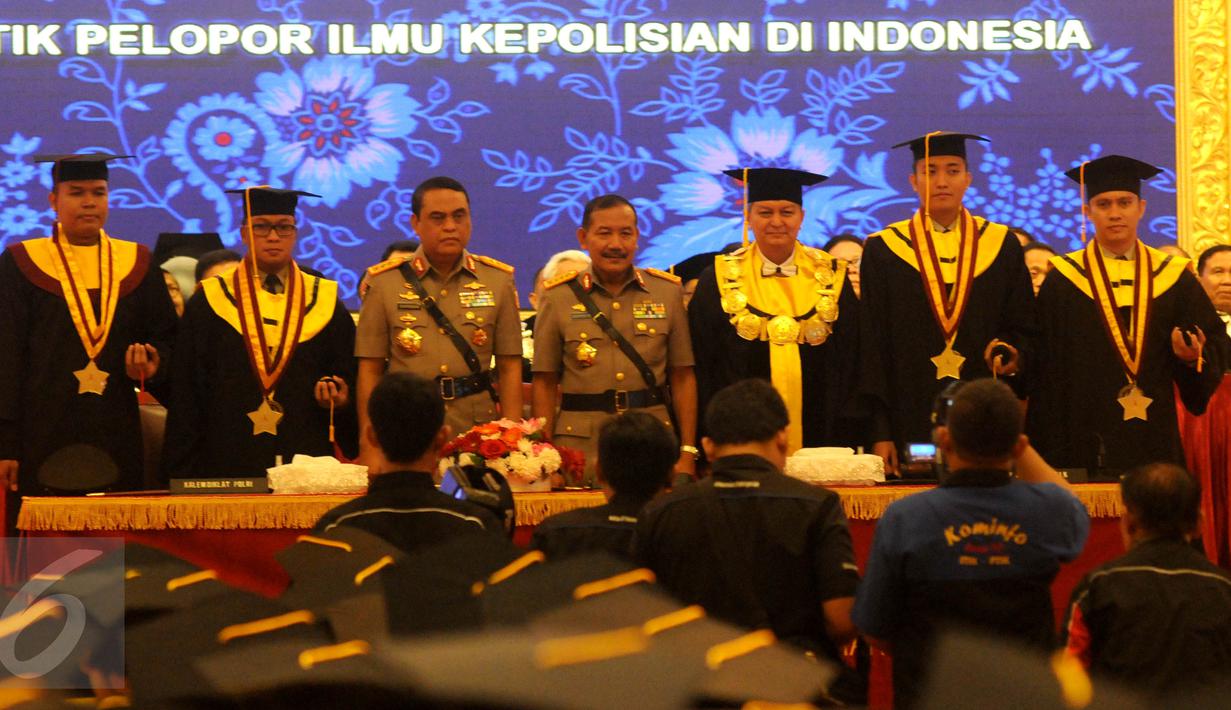 Kapolri Jenderal Badrodin Haiti dan Kalemdikpol Komjen Syafrudin berfoto bersama wisudawan pada acara Dies Natalis PTIK ke-70 di Auditorium PTIK, Jakarta, Jumat (17/6). Prosesi wisuda ini dihadiri sejumlah perwira tinggi Polri. (Liputan6.com/Helmi Afandi)