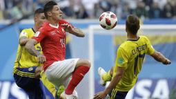 Gelandang Swiss, Denis Zakaria, berusaha melewati gelandang Swedia, Viktor Claesson, pada babak 16 besar Piala Dunia di Stadion St Petersburg, St Petersburg, Selasa (3/7/2018). Swedia menang 1-0 atas Swiss. (AP/Gregorio Borgia)