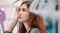 6 Potret Mikha Tambayong Pertama Kali Naik MRT, Cantik Memesona