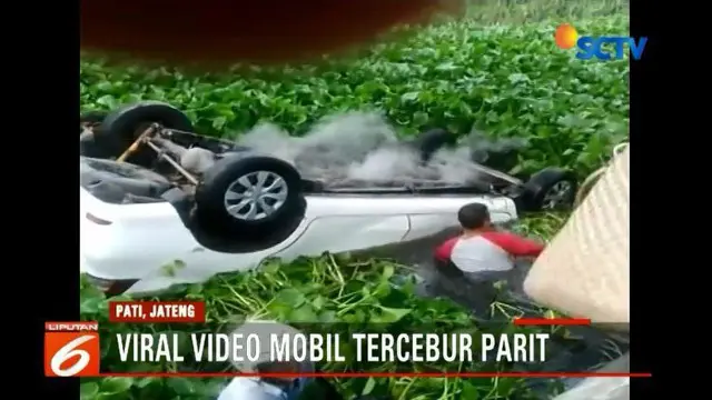 Sebuah rekaman video amatir memperlihatkan sejumlah warga berusaha menyelamatkan korban mobil yang tercebur ke parit.