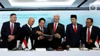 (Ki-Ka) Wakil Direktur Utama 2 PT Bank Syariah Indonesia Tbk (BSI) Abdullah Firman Wibowo, Wakil Dirut 1 BSI Ngatari, Direktur Utama BSI Hery Gunardi, Komisaris Utama BSI Adiwarman Azwar Karim, Wakil Komisaris Utama BSI Muhammad Zainul Majdi dan Komisaris Independen BSI Komaruddin Hidayat pada berbincang Rapat Umum Pemegang Saham Tahunan (RUPST) PT Bank Syariah Indonesia Tbk di Jakarta (27/05/2022). (Liputan6.com/HO/BSI)