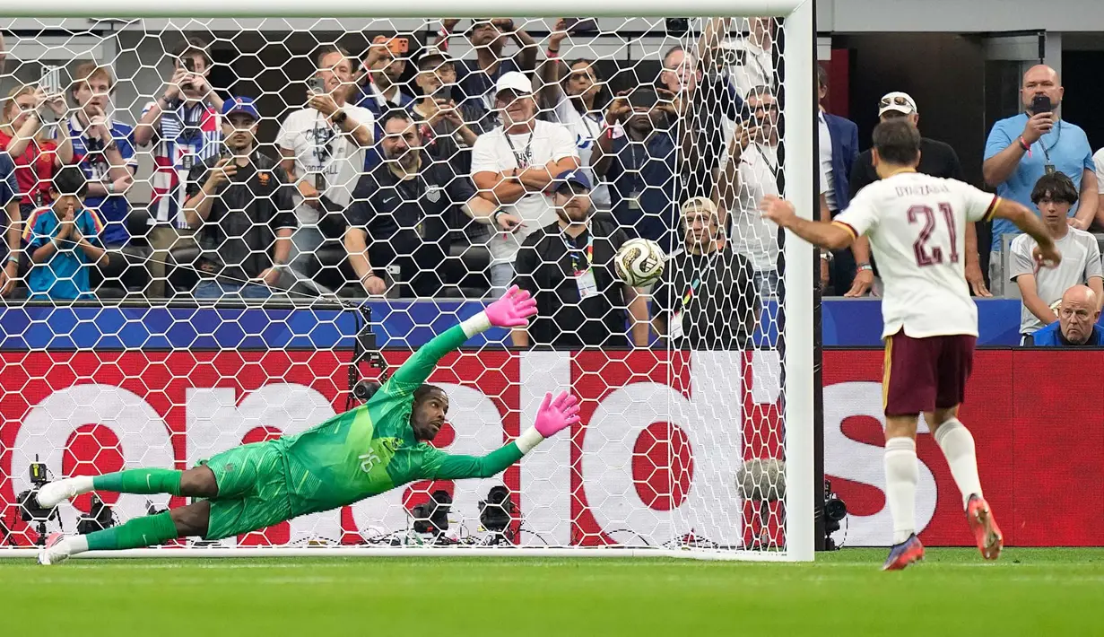 Pemain Spanyol Mikel Oyarzabal mencetak gol pembuka dari titik penalti melewati kiper Prancis Mike Maignan selama pertandingan semifinal Piala Dunia sepak bola antara Prancis dan Spanyol di Arlington, Texas, dekat Dallas, Selasa, 14 Juli 2026. (AP Photo/Ashley Landis)