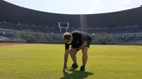 Pelatih Persib Bandung, Robert Alberts, tengah mengecek kondisi lapangan di Stadion Gelora Bandung Lautan Api (GBLA), Selasa (30/6/2020). (Bola.com/Erwin Snaz)