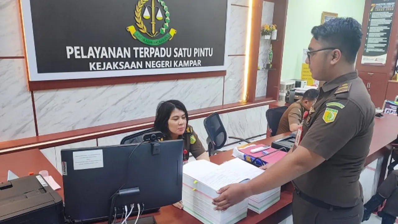 Jaksa dari Kejari Kampar membawa berkas dugaan korupsi penyaluran pupuk bersubsidi untuk dilimpahkan ke pengadilan.