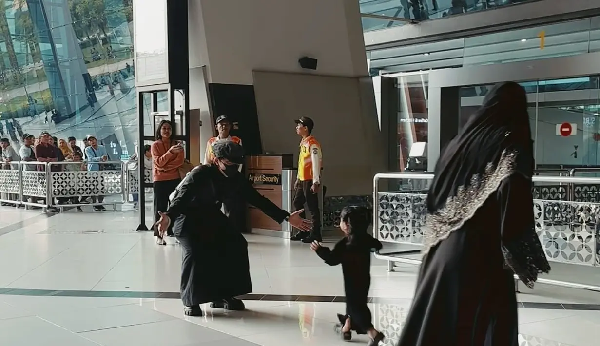 Anak berusia dua tahun itu juga melakukan hal yang sama kepada ayahnya. Dia berlari kegirangan menghampiri ayahnya. (Foto: Instagram/ attahalilintar)