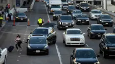 Seorang wanita bergegas ke terminal setelah diturunkan di Bandara Internasional Los Angeles, Los Angeles, Amerika Serikat, 19 Desember 2022. Liburan Natal dan Tahun Baru bagi sebagian warga Amerika Serikat dan Eropa tahun ini menghadirkan kekhawatiran karena tekanan ekonomi. (AP Photo/Jae C. Hong)
