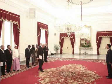 Presiden Jokowi menerima penyerahan surat kepercayaan Duta Besar Luar Biasa dan Berkuasah penuh (LBPP) di Istana Merdeka, Jakarta, Selasa (31/5). Jokowi menerima surat-surat kepercayaan dari 8 Dubes LBPP. (Liputan6.com/Faizal Fanani)