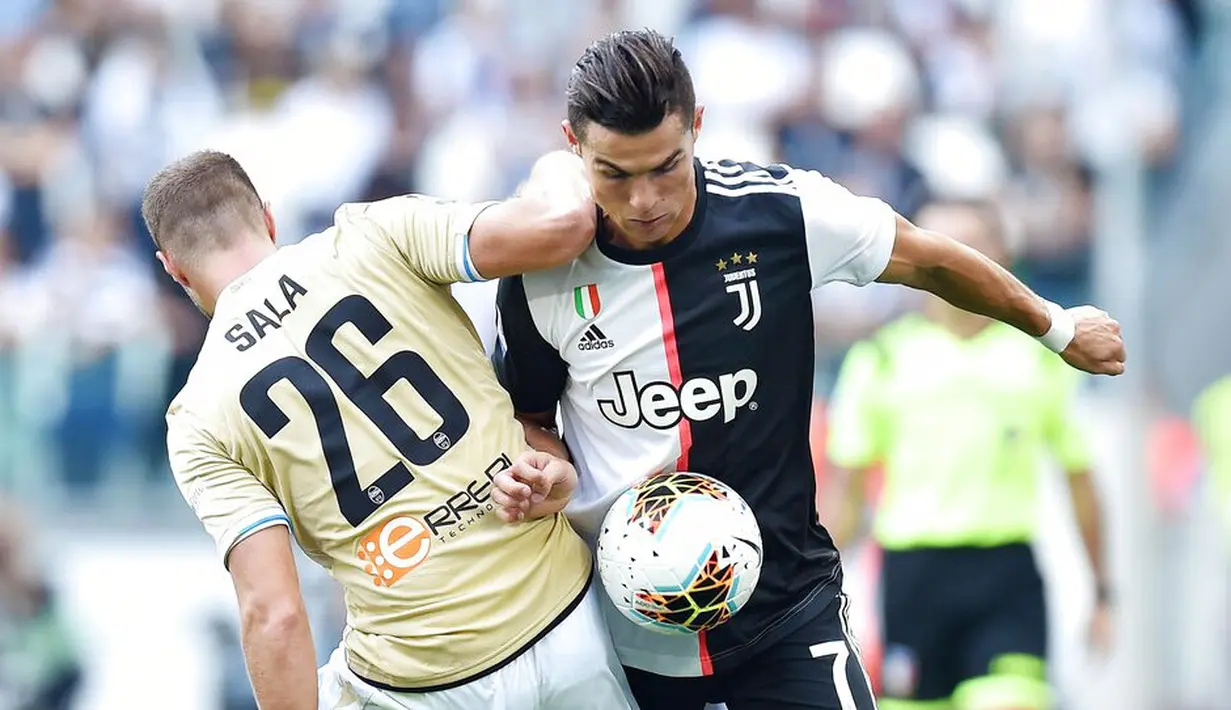 Striker Juventus, Cristiano Ronaldo, berebut bola dengan pemain SPAL, Jacopo Sala, pada laga Serie A di Stadion Allianz, Sabtu (28/9). Juventus menang 2-0 atas SPAL.  (AP/Alessandro Di Marco)
