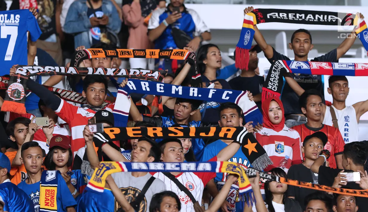 Suporter tim Singo Edan membentangkan syal usai menyaksikan laga Arema FC melawan Persija pada lanjutan Go-Jek Liga 1 Indonesia 2018 bersama Bukalapak di Stadion GBK Jakarta, Sabtu (31/3). Arema FC kalah telak 1-3. (Liputan6.com/Helmi Fithriansyah)