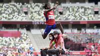 Atlet asal Kuba, Maykel Masso berlaga di final lompat jauh putra pada Olimpiade Tokyo 2020 di Olympic Stadium, Tokyo, Senin (2/8/2021). (Foto: AFP/Javier Soriano)