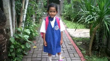 Angeline saat mengenakan seragam berwarna biru. Dalam fanpage di Facebook foto ini tertuliskan kalimat “Manisnya Adikku” (Facebook.com/Find Angeline - Bali's Missing Child)