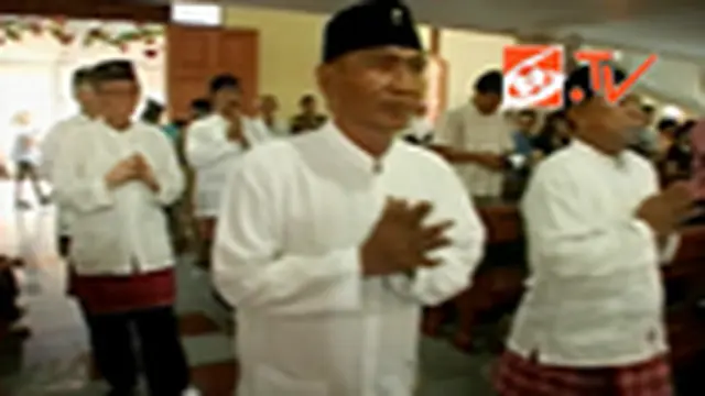 Berpakaian Adat, Umat Kristiani Hadiri Misa Natal