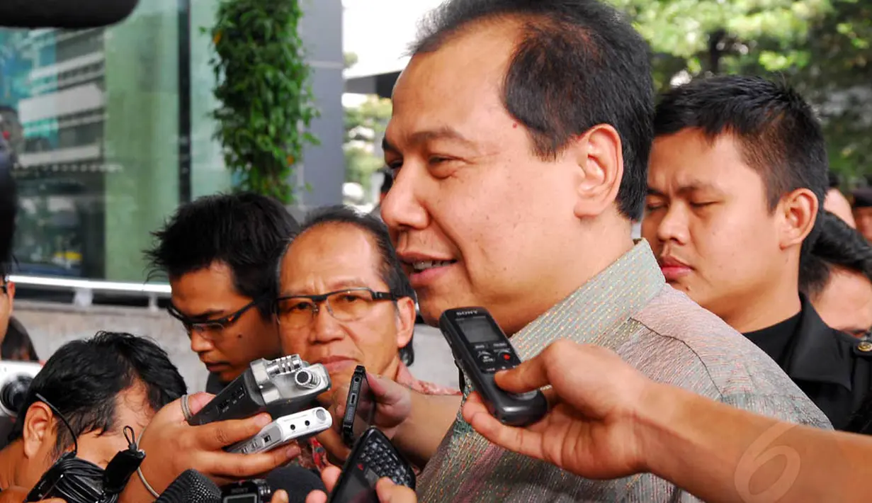 Selain membahas masalah ekonomi, menteri pengganti Hatta Rajasa tersebut juga mengaku bakal memberikan Laporan Hasil Kekayaan Penyelenggara Negara (LHPN) ke KPK, Jakarta, Rabu (28/5/14). (Liputan6.com/Miftahul Hayat)