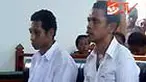 Sidang kasus pembunuhan wartawan asal Papua, Marlon Brando, berlangsung ricuh. Keluarga korban tak bisa menahan emosi saat melihat terdakwa. 