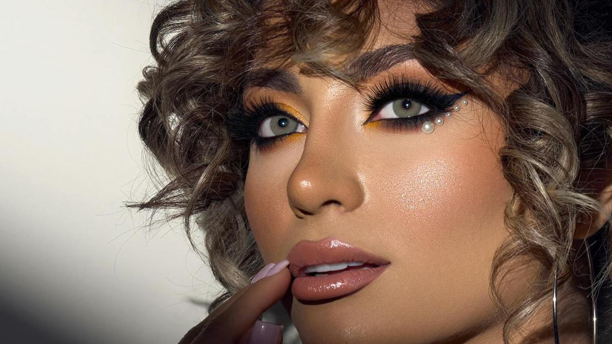 Ide Aplikasi Makeup Elegan dan Bold dengan Soft Smoky Eye Makeup