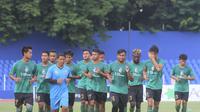 Sesi latihan Sriwijaya FC di Palembang pada Senin (4/12/2017). (Bola.com/Riskha Prasetya)