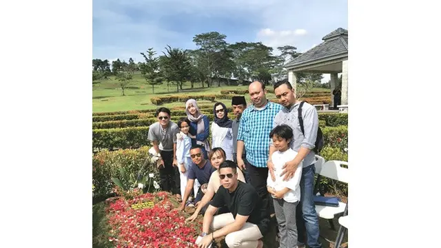 6 Momen Keluarga Bunga Citra Lestari Ziarah ke Makam Ashraf, Terlihat Tegar